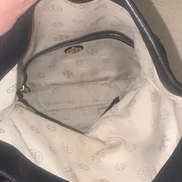 Tory Burch Amanda Foldover
Crossbody Leather Bag. GUC - Picture 6 of 12